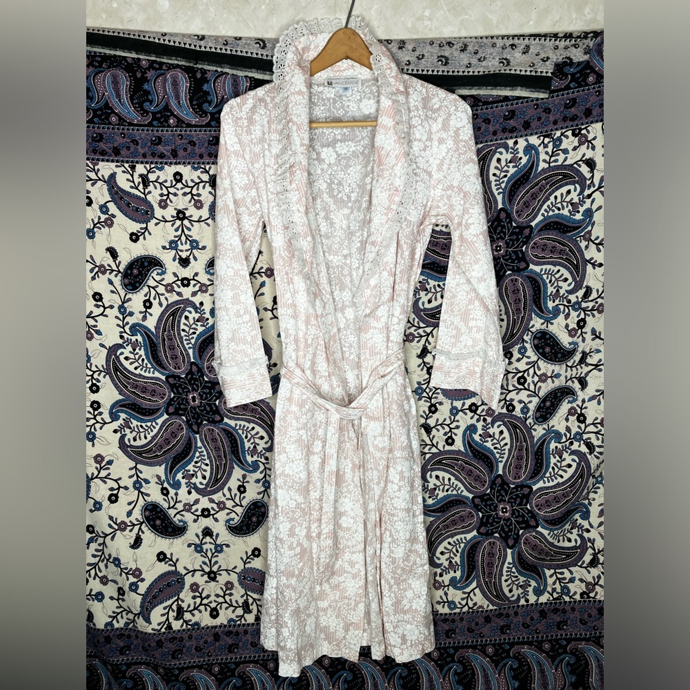 Vandemere VTG 1970s lace beautiful robe